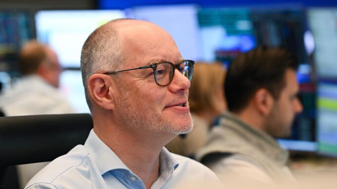 Marktbericht: Dax Steuert Dank Trump auf Sätten Wochegewinn Zu


