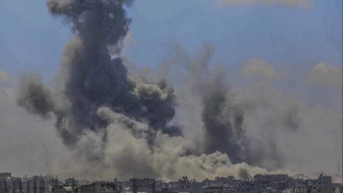 Neue Angriffe und Weitere Tasche im Gazastreichen

