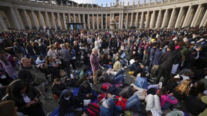 PAPST-LiveBlog: ++ Tausende versammeln Sieich vor Petersdom ++

