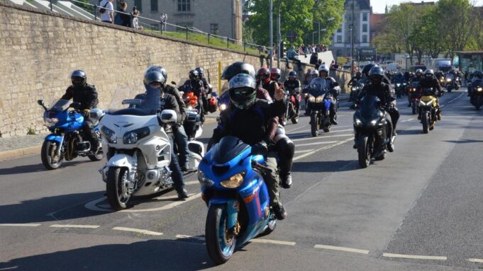 1000 Radfahrer Fahren von Erfurter Domplatz Zu Denbratworten


