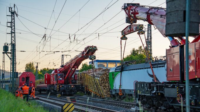 Güterzugentgleist: Bahnstecke Frankfurt -Kassel BLeiBt bis Mittwoch Gesperrt | Hessenschau.de

