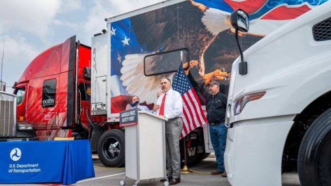 AU, Texas, Entre Les Vaches und Lesfusées, Les Camions Contctionseurévriventl'avenir du Fret Routier


