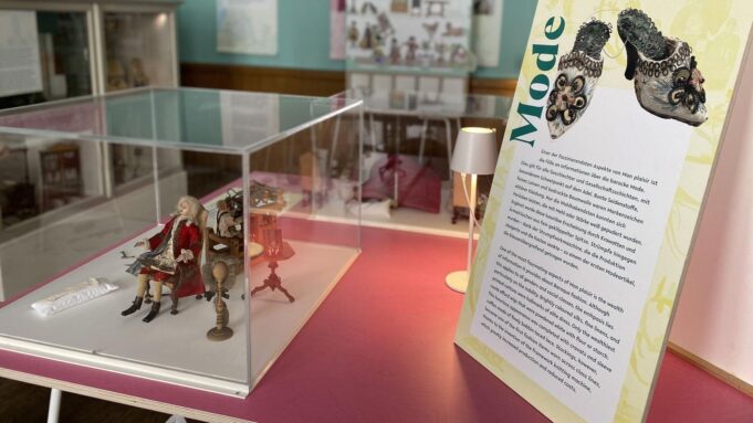 AUSSTELLUNG IM SCHLOSSMUSEUM ARNSTADEN


