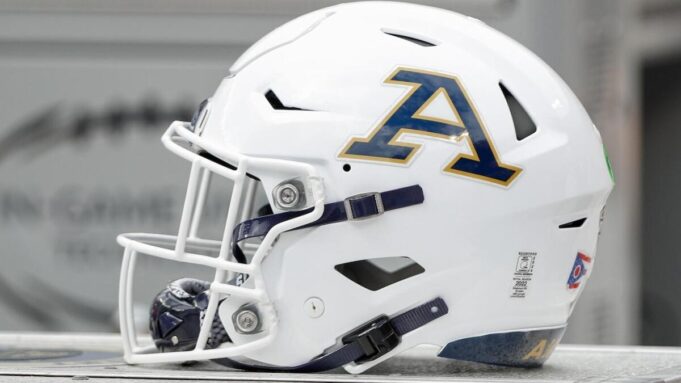 Akron liefert 2025 Bowl -Verbot: Reißverschlüsse zieht sich aus Playoffs zurück, nachdem sie die akademischen NCAA -Standards nicht erfüllt haben

