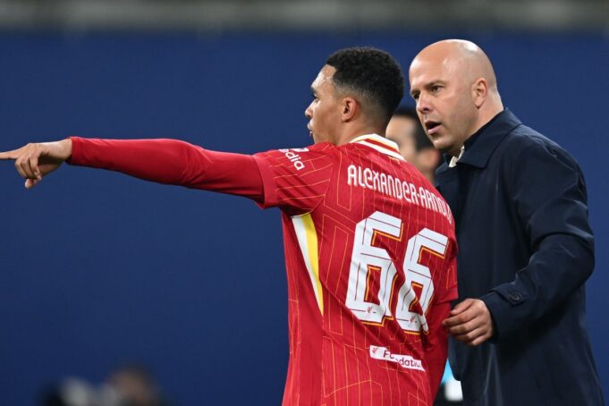 Arne Slot bittet die Fans, Trent Alexander-Arnold in Trophäenrede zu unterstützen


