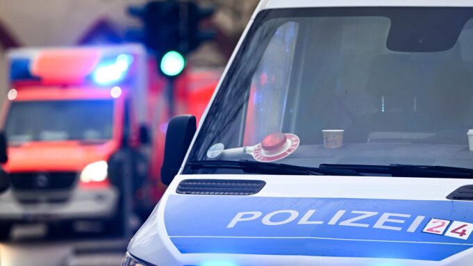 Auto prallt -nach lachgas -kononsum von Hanau Gegen Ampelmast? ➤Sechs Verseltzte bei bis bis bis bis er ihn an Kleinbus A67 | Hessenschau.de

