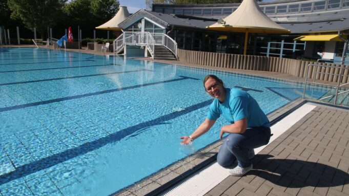 Beginnen Sie mit Tarke mit Freibad -Säal

