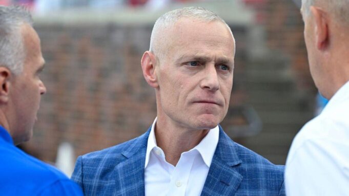 Big 12 Commissioner Brett Yormark eröffnet das Feuer bei Greg Sankey von SEC, während die Entscheidungsträger Hall im CFP -Format startet

