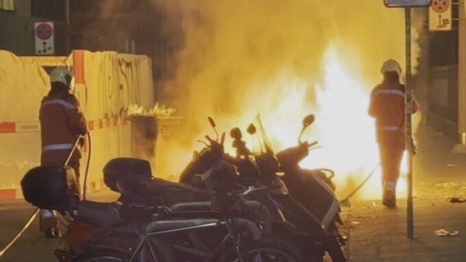 Brennende Strassenblockaden, Stein und Glasflaschen

