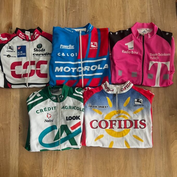 Das Trikot ist ein pensionierter professioneller Radfahrer, der von einer 20-jährigen Karriere beibehalten hat

