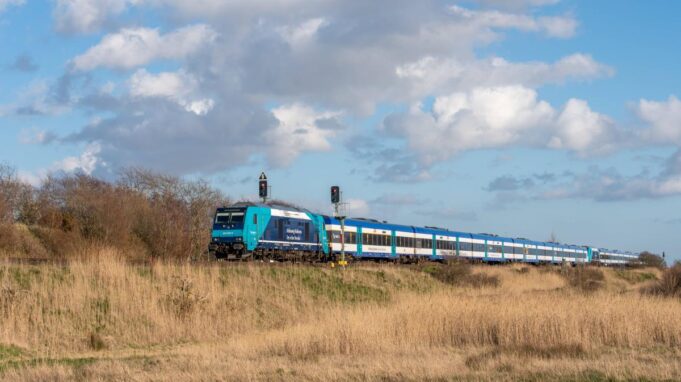 Defekte Brücke auf Marschbahn bei Bei Friedrichstadt: Züge gefallen aus

