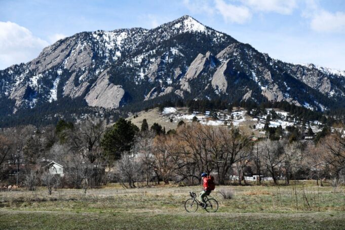 Die Polizei sucht öffentliche Hilfe bei der Verfolgung von Fahrern im tödlichen Absturz in der Nähe von Boulder, Colorado

