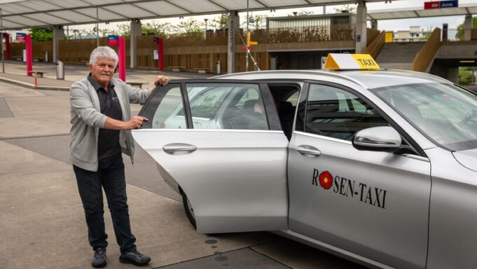 Diesine Taxi Chauffierer Bollingerfürenfünflibervom Bahnhof Jona Nachhals

