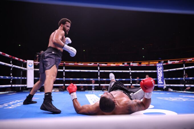 Ekow Essuman schlägt Josh Taylor, als Moses Itauma auf die Trump -Karte starrt

