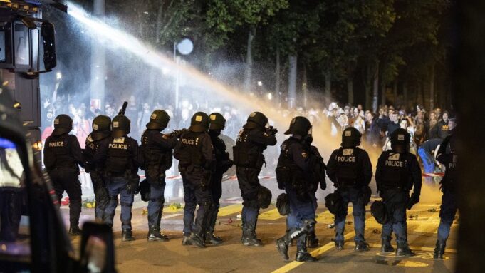 Eskalation bei ungläubigem Demo - 6 Polizistenverlettt


