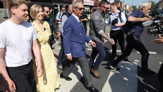 Farage Trippt Labour und Kinderbetreuung


