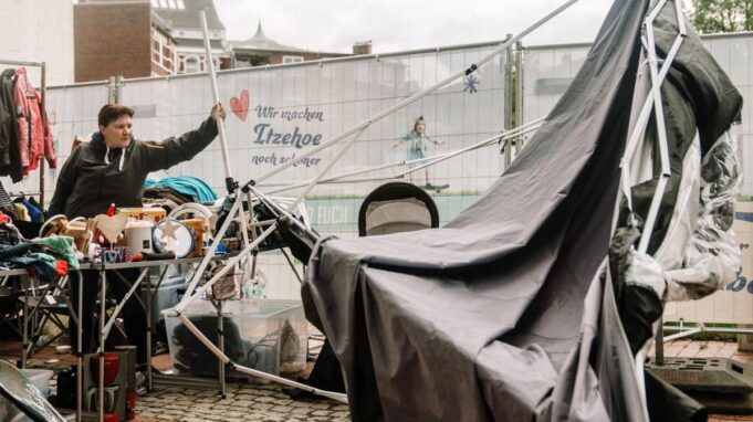 Flohmarkt Zwische Sonne, Regen und Sturm

