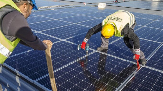 Genève doit-il Imposer la Pose de Panneaux Solaires sur ses toiten? Le peuple dotera le 18 mAi

