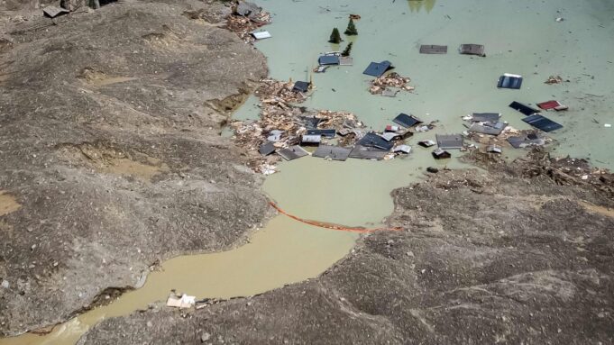 Gletscherabbrokel in Derscheiz: Aufgest Maeses Wasserfließtab

