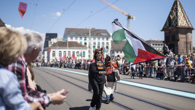 Grosse Esc-Parade Ereicht Das Kleinbase


