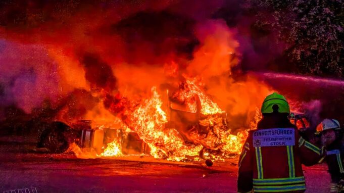 Idstedt Zersstört Mehrere Lastwagen und Auto's Feuer

