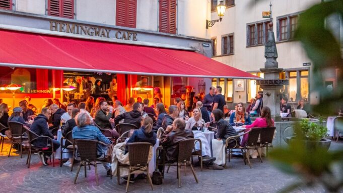 In der Chureraldstadt Könnendie Sommerabende die Jahr längergenossenwerden

