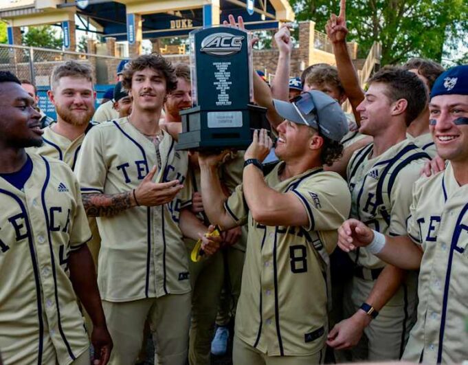 Jacke wurde nicht als NCAA Regional Host ausgewählt

