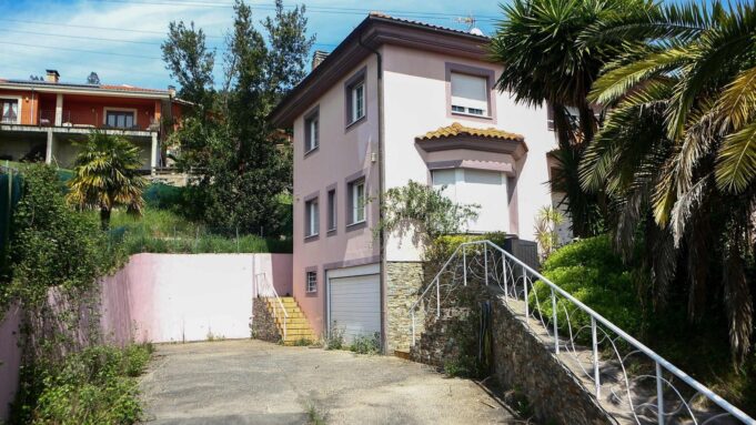Kinder Lebten von Horrorhaus - Nachbarin Hörte Nur Die Schreie

