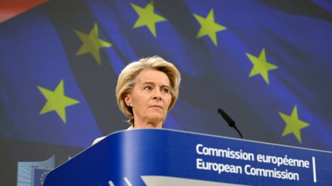 LA Commission Européenneéping Lee Pourpour Sohn Manque de Pransparrce Sur Lesé Änderungen d'ursula von der Leyen AVEC le Pdg de Pfizer

