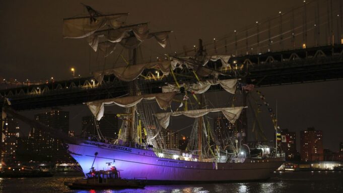 «LEUTE WEGGGESCHLEUGERT UND» Von Segeln Verheddert: Segelschiff Kracht an der Brooklyn Bridge, New York - 2 Todesopfer

