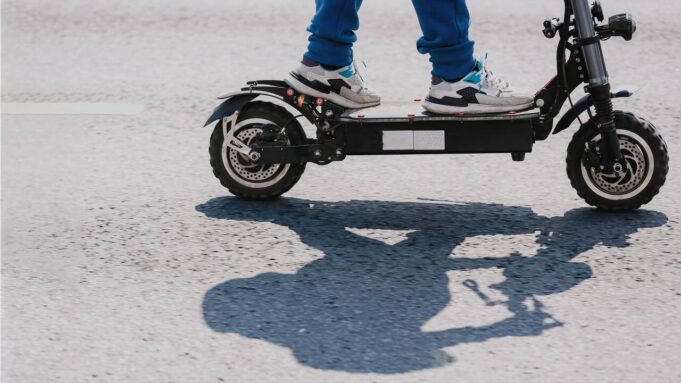 La Trottinette Électrique, Miroir de Nos Angoisses


