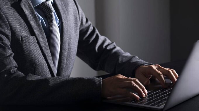 Le Fraudeur Typ en Enterprise, unhommer «exteé» et «feververti»

