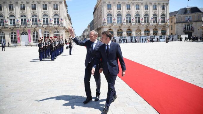 Le seltene Merkmale Français Qui Montre L'Cometimant Nouvelle de la Pologne


