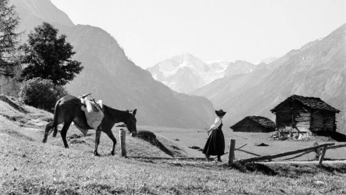Les Femmes Valaisannes, Invisibles et al. Voixà Traversl'histoire

