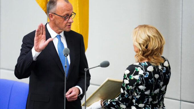 Merz Legt Amtseid ab: «Also, der Mir Gott Helfer»

