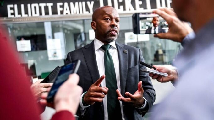Michigan State University und Sportdirektor Alan Haller, Tom Izzo als gemeinsamer Ersatz

