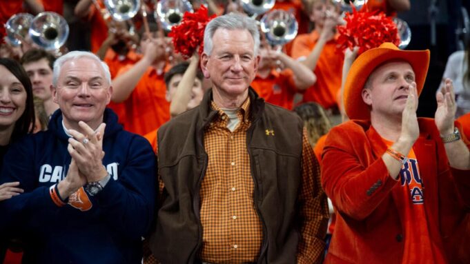 Miss Ole, Auburn -Trainerin Tommy Tuberville wird voraussichtlich für den Gouverneur von Alabama kandidieren


