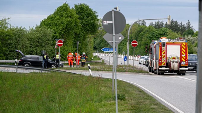 MotorPlatzer auf A7löstfeuerwehreinsatz AUS

