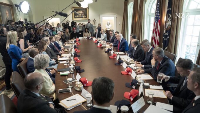 Nach 100tagenlässtssich Trump von von von, Minister und CEO Feiern

