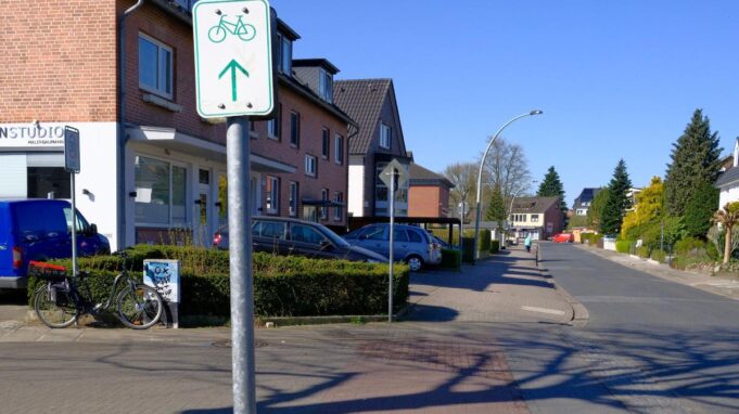 Nachfahrradunfall von Raelin: Wegweiser Werden verdert

