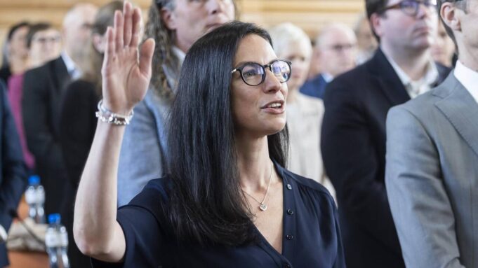 Neuchâtel, Célinevara Faith Ses Premiers Pas Deseillèred'etat

