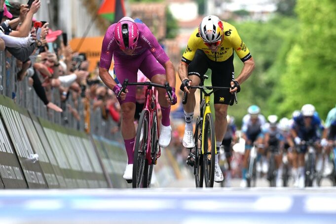Pedersen Outkicks Van Aert im brutalen Giro d'Italia Stage 13 Finale

