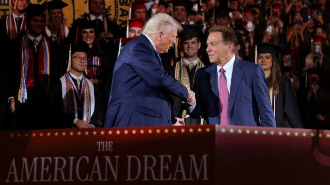 Präsident Donald Trump berücksichtigte die Null -Executive Order, nachdem er sich mit Nick Saban getroffen hatte.


