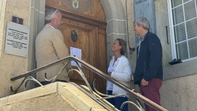 Première Suisse: à Perroy, LA -Bevölkerung Demet Le Syndic de Ses Fonctions

