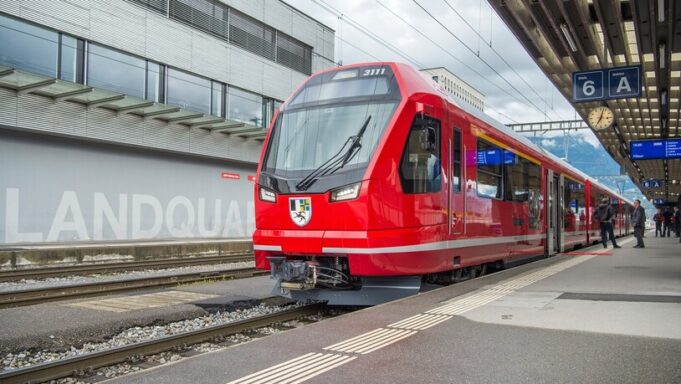 RHB-ZUG STECKTZWISCHENKÜBLIS UND KLOSTERS FEST: JETZT WIRD ER ABGECHLEPPT

