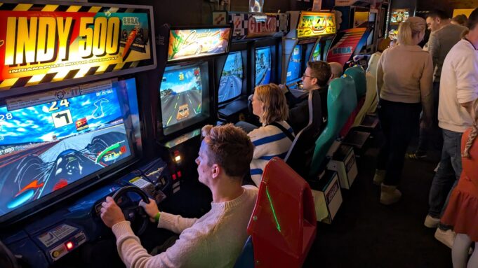 Retro-Spiel im Flipper- und Arcade-Museum: Spielautomaten-Äralebt in Seligenstadt | Hessenschau.de

