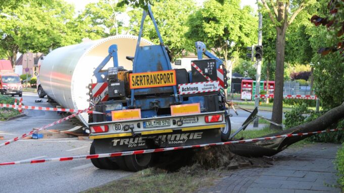 Schwertransport Verliert Ladung für Pylon

