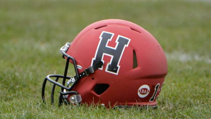 Sechs Harvard -Fußballer sind unsicher zukünftig


