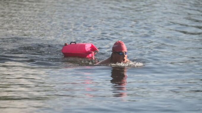 Selbsttherapie im Wasser: Schlüchternervon Deutschlandnachdänemarkkwwimen | Hessenschau.de

