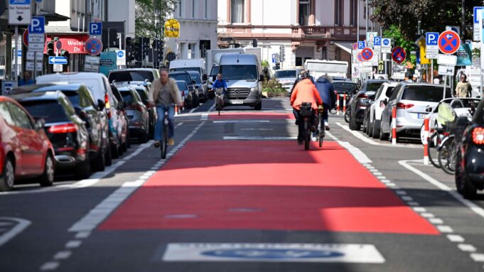 Studie Zu Frankfurterfahrradstraßen: Verkehrverlagert Sich, Weniger Konflikte | Hessenschau.de

